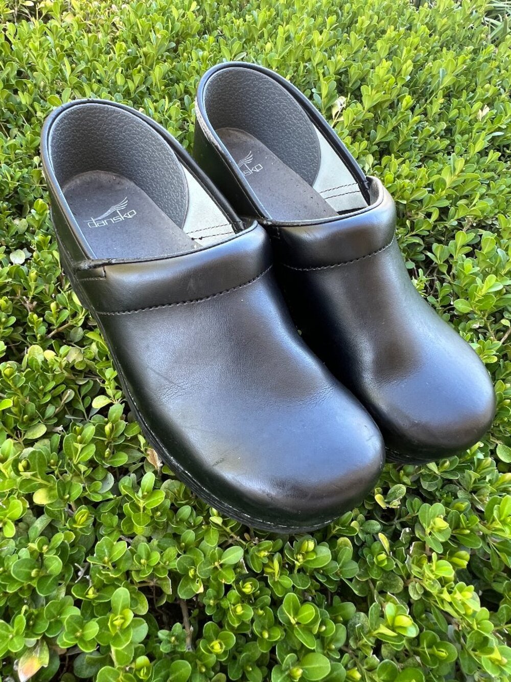 Dansko Leather Black Matt Slip On Clogs - Size 42 - Mens 8.5/9 - Womens 11/11.5